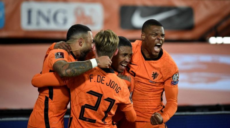 Netherlands' forward Steven Bergwijn (centre) celebrates with teammates after scoring his team's first goal.