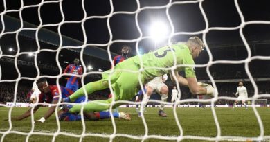 Leaders Man City drop points at Palace to open door for Liverpool